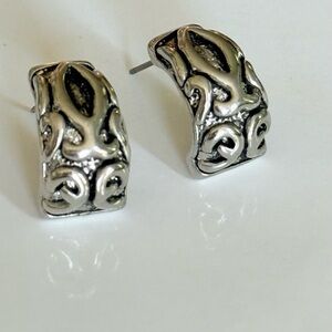 🪙 Cookie Lee Silver Tone Sculpted Earrings
